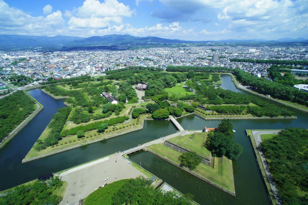 五稜郭 函館のシンボル 星型のお堀を囲むソメイヨシノが見事 ピクスポット 絶景 風景写真 撮影スポット 撮影ガイド カメラの使い方