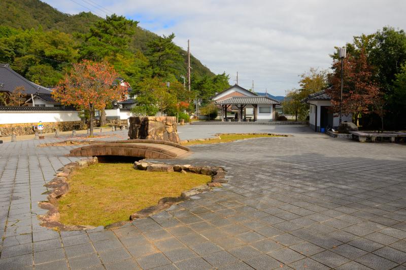 [ 駅裏登山道 ]  