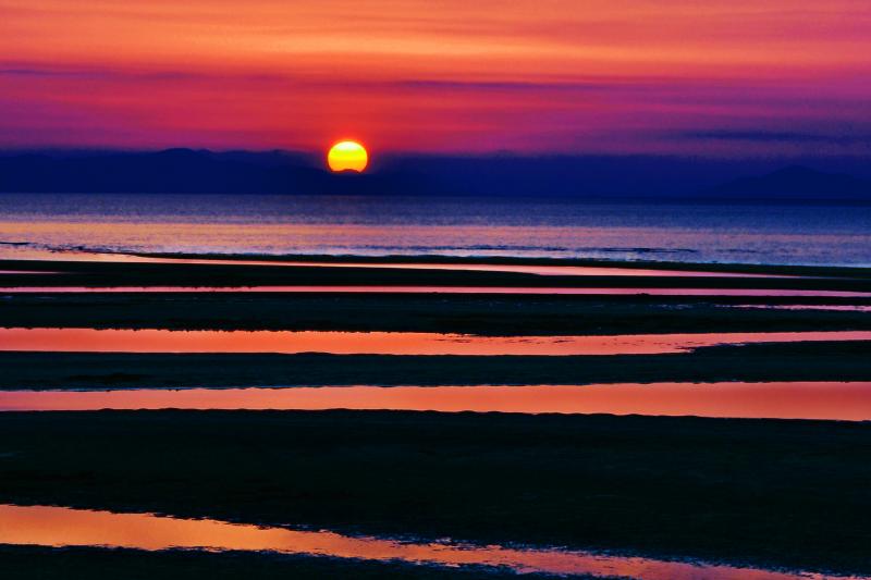 [ 真玉海岸 ]  大分県の国東半島にある真玉海岸。横縞に並んだ干潟模様が印象的。大分県で唯一夕日の見られる場所である。