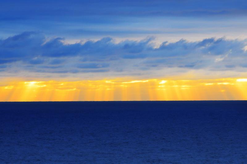 [ 弁慶岬夕景 ]  水平線上に降り注ぐ光はまるで光のカーテンのようでした。