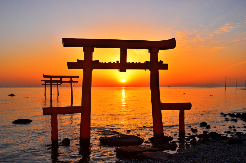 [ 大魚神社 ]  鳥居越しに見る朝日