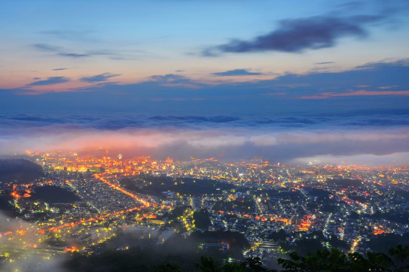 天狗山夜景 | 海霧の合間から見える小樽の夜景は幻想的でした。