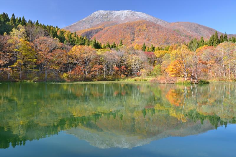 [ 御鹿池 ]  初冠雪の黒姫山と御鹿池。 黒姫童話館から程近いところにある静寂な池。
