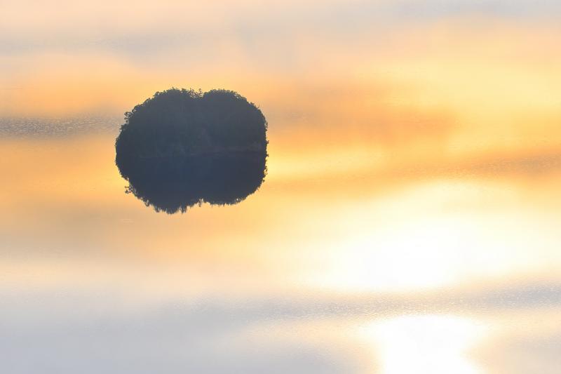 [ カムイッシュ島 ]  薄霧に霞む湖面に写った朝焼け雲が幻想的でした。