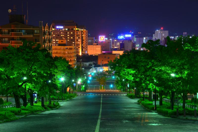 [ 二十間坂夜景 ]  円形のビル夜景も綺麗です。