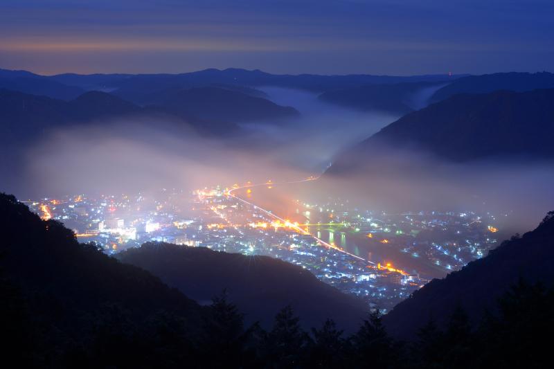 高梁市の夜霧| 夜霧に覆われ始めた高梁市の夜景が幻想的でした。