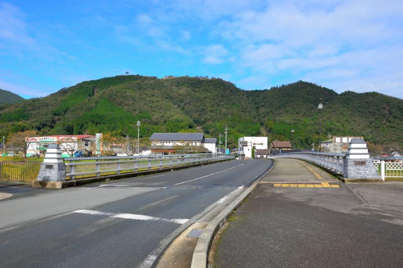 [ 駅裏登山道 ]  