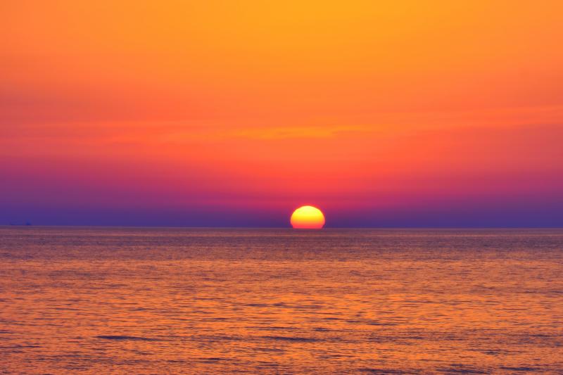 [ 象潟海岸 ]  水平線に沈む夕日が綺麗でした。