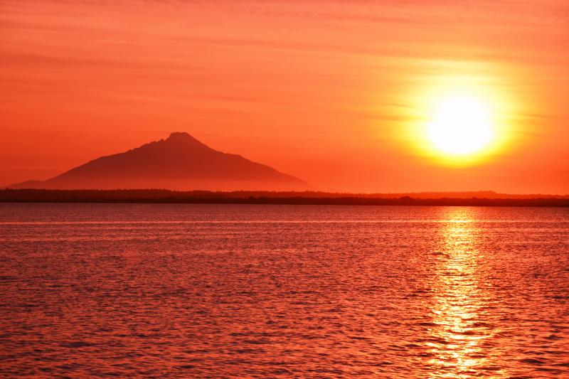 [ 夕刻の利尻 ]  パンケ沼から見た夕刻の利尻富士。夕日が薄雲に拡散して湖面全体を赤く染めていました。