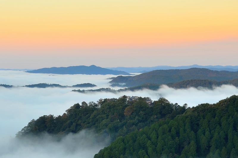 [ 備中松山城 ]  夜明けの雲海に浮かぶ松山城は幻想的でした。