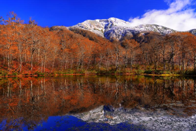 三ノ峰の冠雪| 湖畔の秋に終わりを告げる白山三ノ峰の冠雪