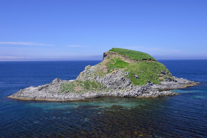 [ ポンモシリ島 ]  富士野園地から見たポンモシリ島。アイヌ語で小さな利尻を意味する。富士野園地はエゾカンゾウの群生地としても有名です。
