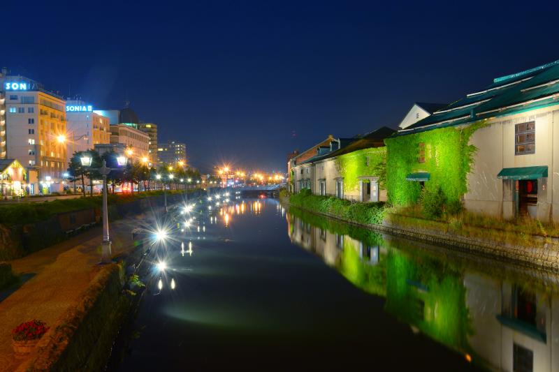 [ 小樽運河 ]  昔の倉庫群と今風のビル夜景が対照的です。