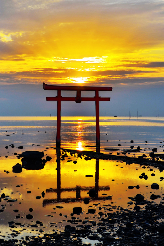 [ 大魚神社 ]  上に向かって伸びる光芒が印象的