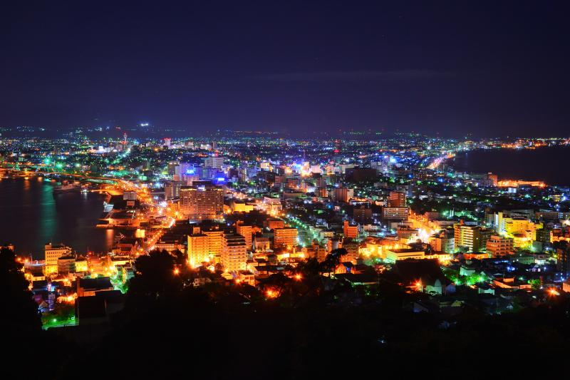 [ 函館山二合目 ]  二合目からはビル夜景が近くに望めます。