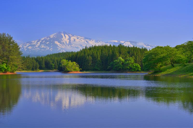 [ 四角井戸溜池 ]  湖面を揺らすそよ風が心地よい季節でした。