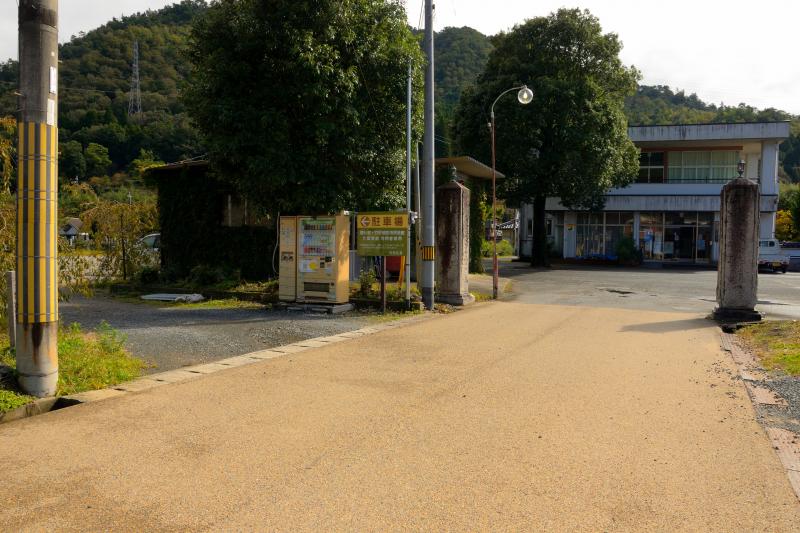 [ 駅裏登山道 ]  