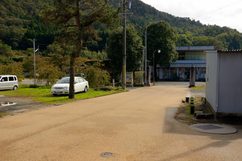 [ 駅裏登山道 ]  