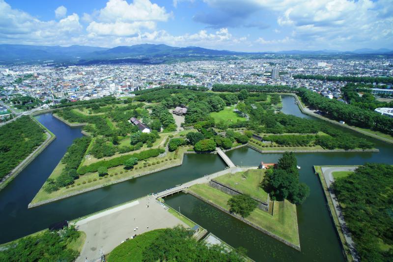 [ 五稜郭 ]  タワーからは両翼を広げた近代的な城郭が望めます。