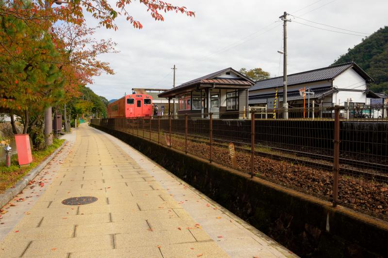 [ 駅裏登山道 ]  