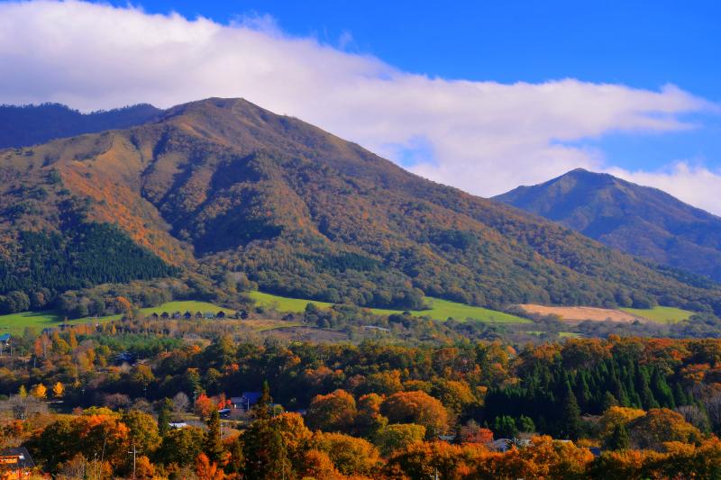 [ 秋の蒜山高原 ]  紅葉の始まった蒜山の山並みが綺麗でした。