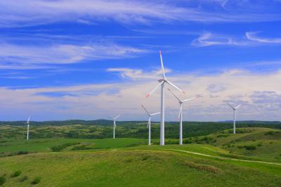 宗谷丘陵ウインドファーム| 宗谷丘陵フットパスには57基もの風車が立っています。