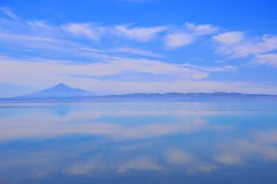 宗谷湾水鏡| 凪となった宗谷湾の向こうには利尻富士と稚内丘陵が望めました。