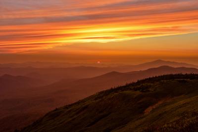 八幡平夕景| 八幡平山頂近くの大深沢展望所からの夕景。　秋空をオレンジ色に染め上げる夕日が印象的でした。