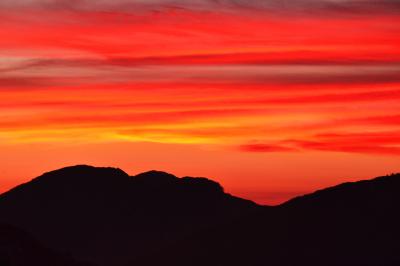 秋空を朱に染めていく時間。奥大日岳に沈んでいく夕日が綺麗でした。