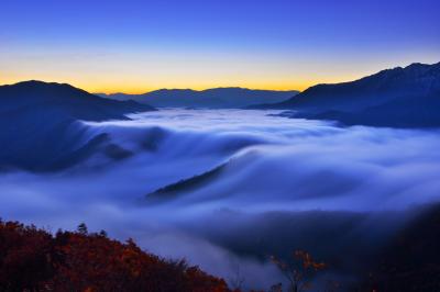 未明の滝雲| 奥只見湖から溢れ出してくる雲海の流れが幻想的でした。