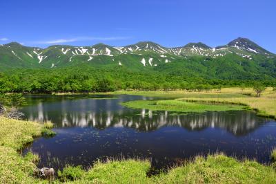 残雪の知床五湖| 一湖から見た残雪の知床連山。右端に見えるのが羅臼岳です。知床はジオパークに指定されていると共にヒグマの高密度生息域でもあるため、二湖から五湖の散策にはレクチャーの受講が必要となっています。