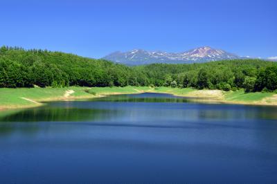 美瑛から望む大雪山| 新区画ダムから望む大雪山。朝焼けと絡めるのもよいだろう。