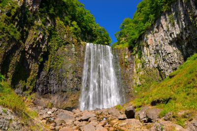 賀老の滝| 周囲が開けた明るい滝で柱状節理が綺麗です。