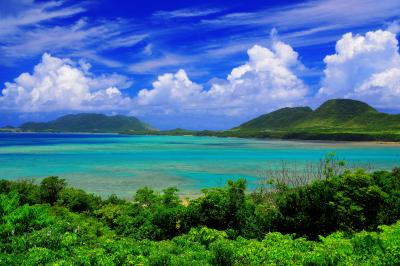 伊原間湾| 入道雲が夏の訪れを感じさせます。遠景はハンナ岳。