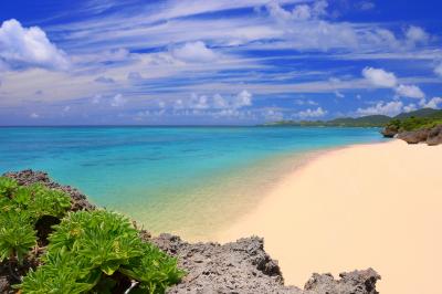 石垣サンセットビーチ| 夏空の下に静寂で白い砂浜が広がっていました。