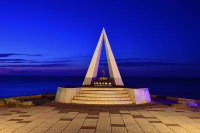宗谷岬| 宗谷岬の日本最北端の碑。日没後まだ青が残る空と海がどことなくロマンティックでした。
