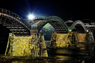 錦帯橋| 錦帯橋のライトアップ。霧雨に濡れて妖艶に輝く姿が印象的でした。