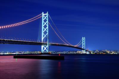 明石海峡大橋| 月明かりの夜空の下ライトアップされた橋と明石の街灯りが幻想的でした。