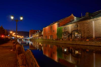 小樽運河| 水鏡になった運河に映る煉瓦作りの倉庫群が幻想的でした。