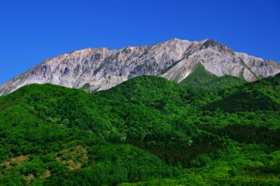 蒜山大山スカイライン上にある鬼女台から見た大山。 荒々しい南壁と新緑とのコントラストが魅力。