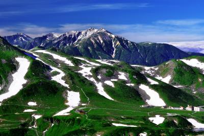 剣御前から薬師岳を望む。初夏の残雪が非常に綺麗でした。この辺りは室堂平を一望できるだけでなく立山の稜線、薬師岳から黒部五郎岳に至る山並み、そして富山平野から湧き上がってくる雲海の絶好のビューポイントでもあります。