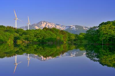 新田堤| 風車がアクセントになる静かな池です。