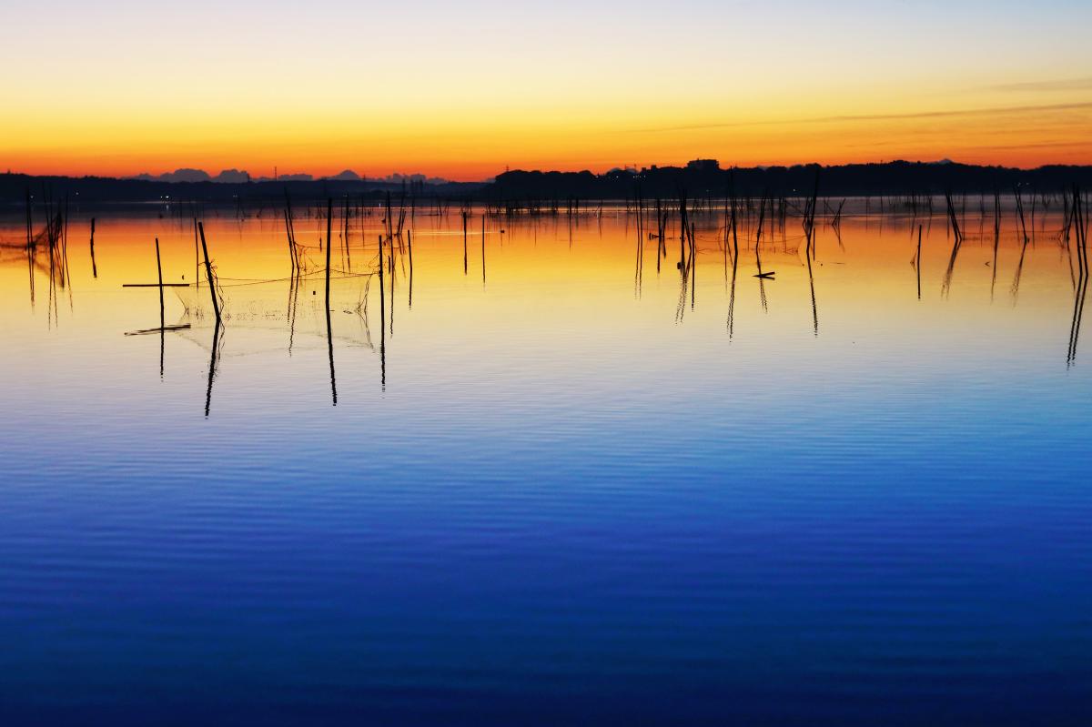 印旛沼 朝焼けと夜明け前のグラデーション リフレクションの絶景 ピクスポット 絶景 風景写真 撮影スポット 撮影ガイド カメラの使い方