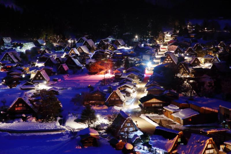 [ 夜の宿場町 ]  道路や建物の明かりが雪に反射し、幻想的な宿場町の夜景が広がっていました。