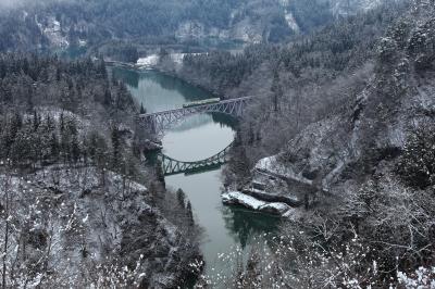 真冬の第一只見川橋梁はミニチュアの世界。川に映り込む橋梁と電車。