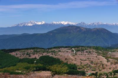 標高約1,900mの高原からは360度の大パノラマが広がっています。北・中央・南アルプス、浅間山、富士山まで一望できます。