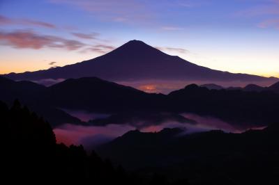 美しい富士山のシルエット。薄い雲海は街あかりが透けて幻想的な光景になります。