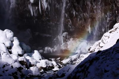 滝壷に虹が現れました。冬の華厳の滝は氷柱と雪がとても美しい。