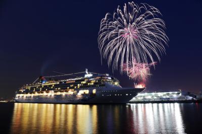 豪華客船と花火| みなとみらいに寄港中の巨大豪華客船。大きな花火が夜空を彩っていました。