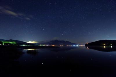 真夜中の山中湖にて撮影。空には星が煌めき、湖面には星が映り込んでいました。